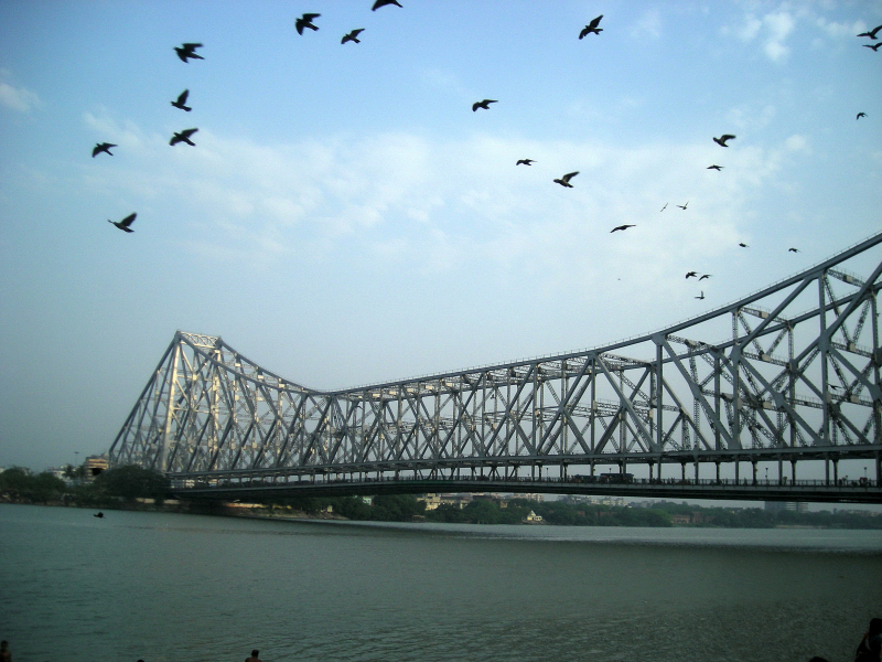 Howrah Bridge at First Light: Steel, Sweat, and the City That Crosses It